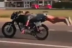 开挂！阿根廷男子平趴摩托车高速飙车图片
