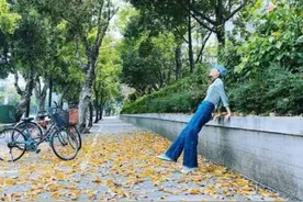 范玮琪晒春日街拍 清新淡雅活力满满图片