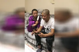 小伙玩手机在那，妹子喂小伙一口雪糕竟然下口喂成了脚丫子视频封面