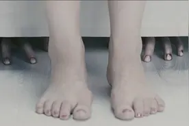 美女聊天叫她把脚抬起来，挡住他出去了视频封面