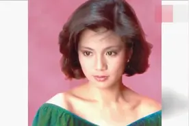 直击翁美玲墓地，墓前鲜花不断，还有两个小天使守护着“俏蓉儿”视频封面