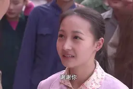 农村姑娘考上北大，向自己的叔叔下跪，感谢叔叔的养育之恩视频封面