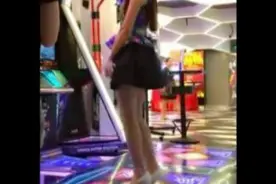 国内小美女穿高跟鞋超短裙玩跳舞机，跳得还挺不错的！视频封面