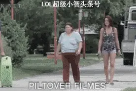 LOL：现实版盖伦传送，吓傻路人！图片