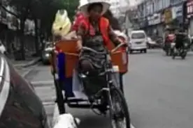 浦江保洁员出奇招 把狗狗栓在环卫三轮车上做动力图片
