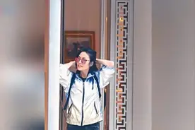 王菲返港幽会男友谢霆锋，年近半百却看上去少女味十足！视频封面