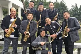 谁说老爸不懂浪漫 一曲萨克斯柔情似水图片