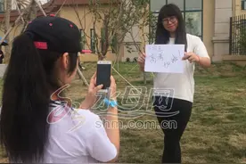 学姐“空降”高考现场为学弟学妹们加油打气图片