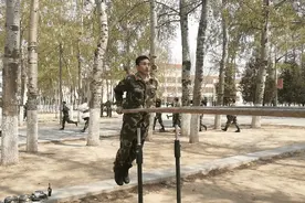 动图｜兵哥练起“花样双杠”来堪比体操运动员图片