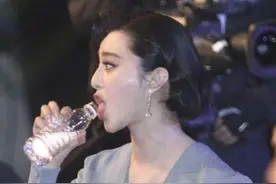 女星喝水神态各异，范冰冰表情夸张，陈慧琳直接翻白眼图片