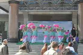安阳广电报2018第二届新能源车展举行图片