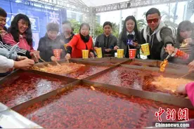 直径3米巨型火锅亮相昆明 民众街头涮火锅图片