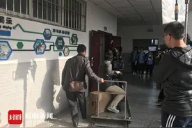三年9600台阶 “玻璃娃娃”被同学背进课堂图片