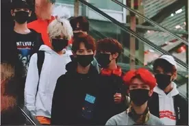 乐华七子泰国机场迷路 网友偶遇范丞丞夜市抓龙虾图片