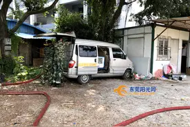 贴满黑膜又如何？这辆面包车“肚里藏鬼”被识破了！图片