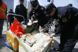 CBD工地外 城管查“黑盒饭”图片