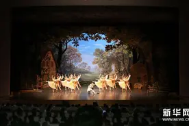 中国艺术团在平壤演出芭蕾舞剧《吉赛尔》图片