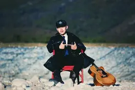 “野生作家”大冰：身上旧牛仔服穿得熨帖的“说书人”图片