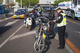 天气转暖骑士增多 多辆摩托车进入三环主路行驶被处罚图片