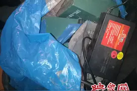 女子偷电瓶藏在婴儿车内 碰上负责任门卫露馅被抓图片