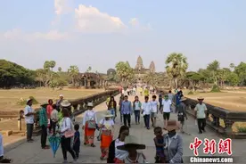 通讯：柬埔寨新年成国际狂欢派对 本地民众“偷闲”出游图片
