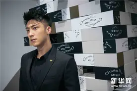 黄景瑜黑色西装亮相 简约造型演绎优雅活力图片