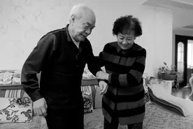 夫妻相濡以沫48年手拉手走过一路风雨图片