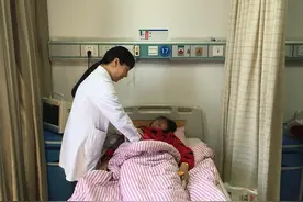 心太大！孕妈不产检！娃娃脐带绕颈生在裤裆里图片