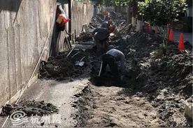 江干800余幢住宅楼新建雨水立管 打通雨污分流最后一百米图片