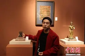 演员李威展示个人收藏专场图片