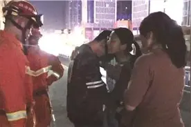 女大学生救下轻生男又给他拥抱 获赞“最美女生”图片
