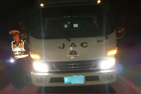这泡尿真贵!货车司机高速停车撒尿被漯河交警罚200元记6分图片