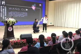公安特警进学校传授防身术图片