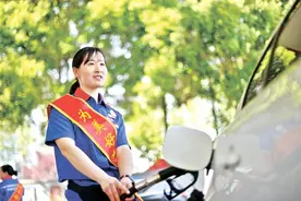 扎根加油站一线18年，晚上只能在微信里陪6岁幼子，“微笑加油天使”日行3万步图片