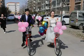 青岛90后新娘骑单车出嫁 一路上吸睛无数图片