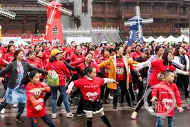 1000多名市民冒雨参加公益跑 筹集53万余元善款帮助贫困患儿图片