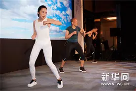 姚晨与拳王现场共练拳击 实力演绎健身爱好者图片