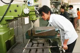 东莞：不唯学历提供高薪 技工岗位仍一工难求图片