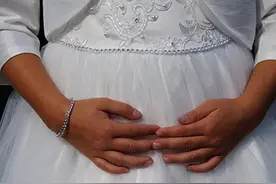 印尼15岁男孩和14岁女孩登记结婚被拒 起诉后竟然胜诉图片