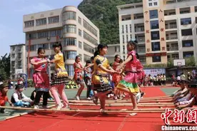 广西小学生唱山歌吹芦笙迎壮族“三月三”图片