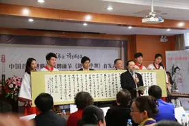 未名湖畔话风雅 中国首届博雅诗歌朗诵节开幕图片
