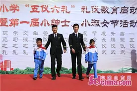 空姐空少走进城阳夏庄小学 现场教授文明礼仪图片