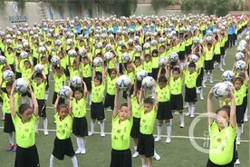 大田湾小学举行千人足球课间操 场面震撼！图片