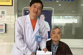 摘掉戴了84年的眼镜！百岁老人成功挑战白内障手术图片