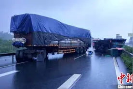 广西钦州货车失控侧翻 高速路一度堵成长龙图片