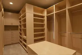 衣柜对着门好不好？难怪一直走霉运，原来都是家里衣柜惹的祸图片