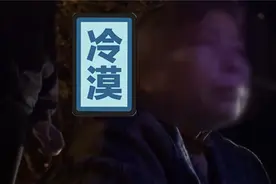 老太一屁股坐在川流不息马路中间 谁劝都不走 真相让人哭笑不得！视频封面