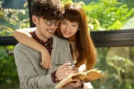 47岁周传雄的妻子近照图片