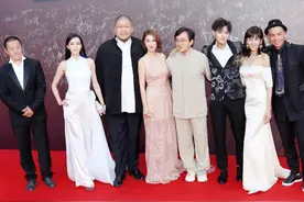 《功夫瑜伽》姜雯同成龙亮相华表奖图片