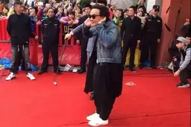 权志龙和TOP接吻都是小事！赶紧去讨好得罪的摄影师吧！图片